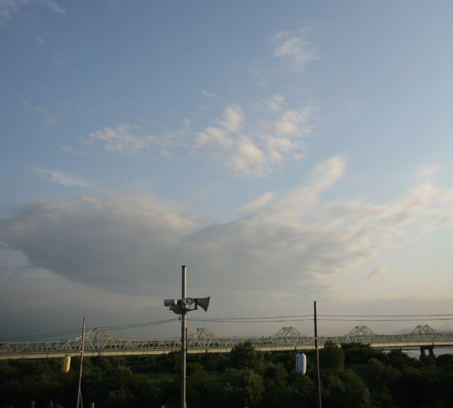 長岡の大花火　長生橋と正三尺玉（３０号玉）の上がる方面